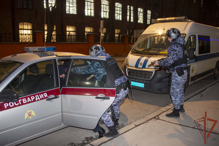 В Санкт-Петербурге сотрудники Росгвардии провели занятия по задержанию вооруженных преступников
