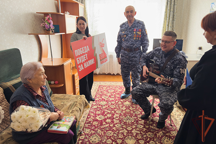 Военнослужащие Росгвардии вручили труженицам тыла медали в честь 80-летия Победы в Великой Отечественной войне