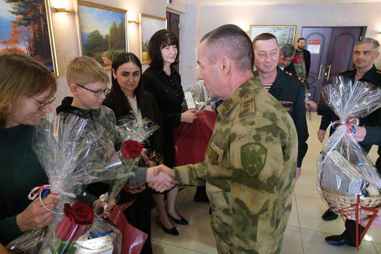 Командующий Уральским округом Росгвардии встретился с семьями погибших при выполнении служебно-боевых задач сотрудников и военнослужащих