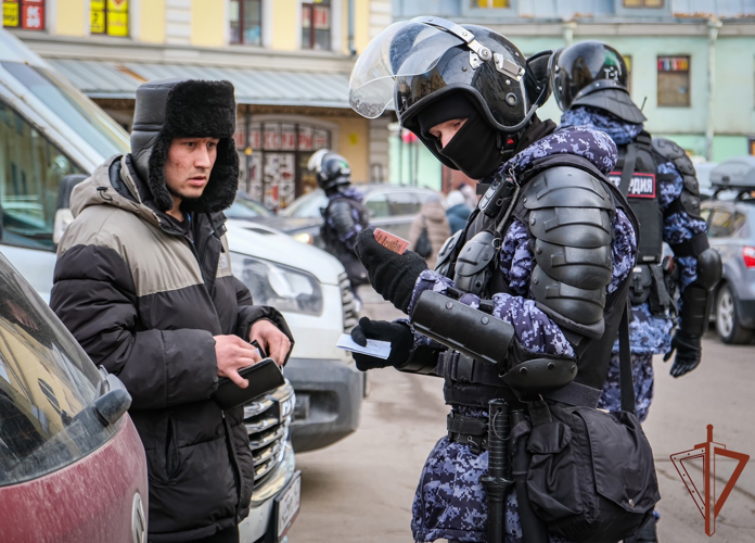 При содействии Росгвардии в Санкт-Петербурге прошел профилактический рейд (видео)