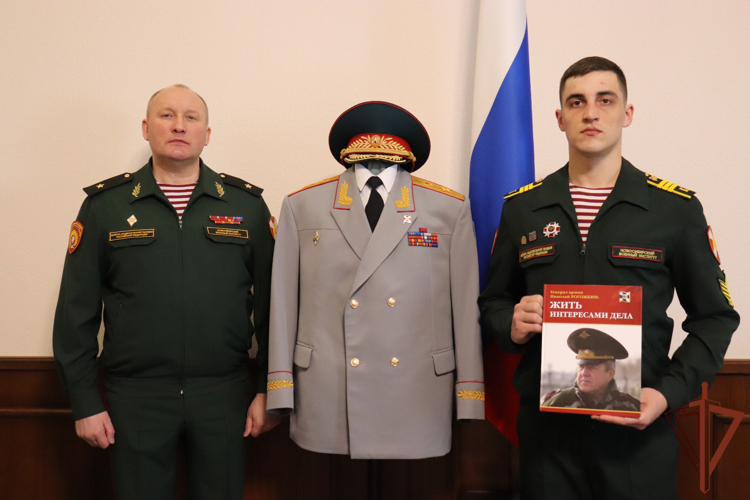 Новосибирскому военному институту Росгвардии переданы на хранение личные вещи генерала армии Николая Рогожкина