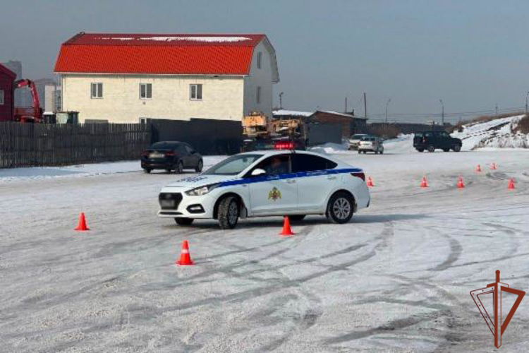 Контраварийные приемы вождения в экстремальных условиях отработали росгвардейцы в Сибири