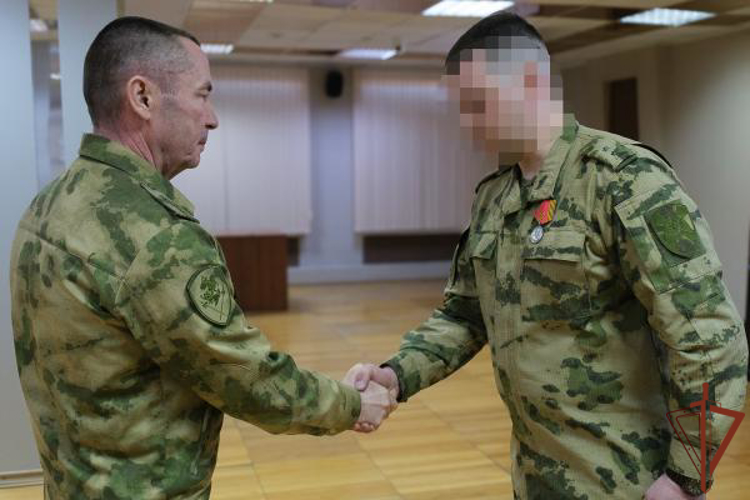 Военнослужащим Уральского округа Росгвардии вручены государственные награды