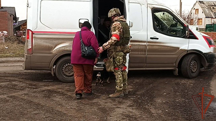 Росгвардия оказывает помощь в эвакуации мирных жителей из освобождённых населенных пунктов Суджанского района (видео)