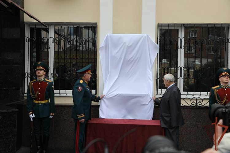 Мемориальную доску Герою России генерал-полковнику Михаилу Лабунцу открыли в Ростове-на-Дону