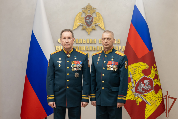 Директор Росгвардии Герой России генерал армии Виктор Золотов вручил генералам и офицерам ведомства Золотые Звезды Героев России и государственные награды в День войск национальной гвардии (видео)