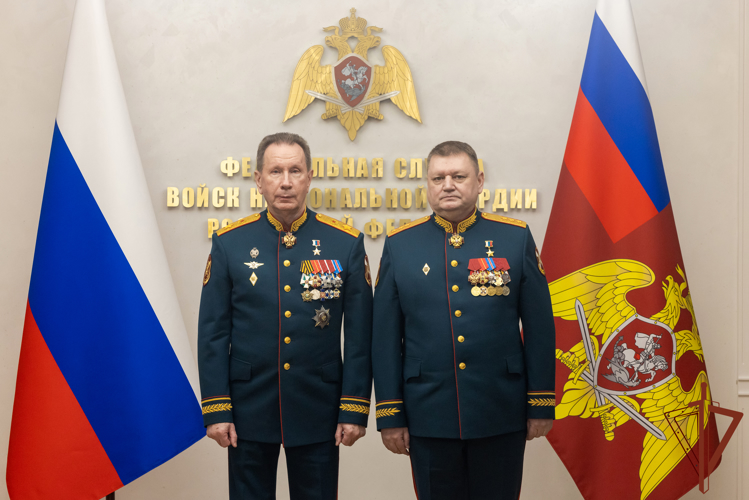 Директор Росгвардии Герой России генерал армии Виктор Золотов вручил генералам и офицерам ведомства Золотые Звезды Героев России и государственные награды в День войск национальной гвардии (видео)