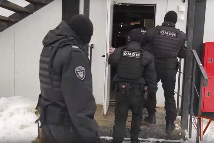 В Новосибирской области при силовой поддержке ОМОН Росгвардии задержаны подозреваемые в мошенничестве