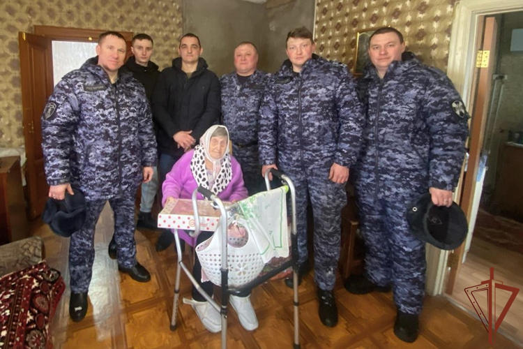 Сотрудники Росгвардии из Новосибирска оказали помощь труженице тыла в уборке снега с придомовой территории