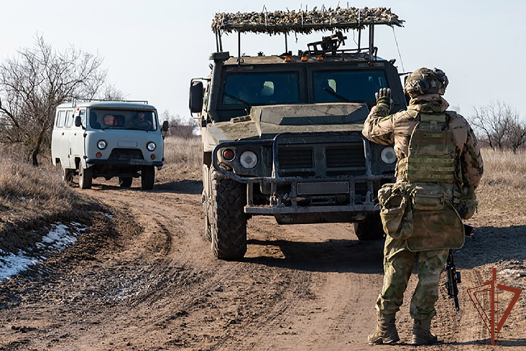 Росгвардия обеспечила безопасность колонн с гуманитарной помощью в Херсонскую область 