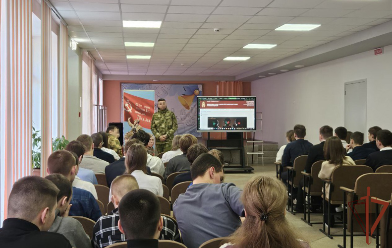 В рамках Года защитника Отечества офицеры Росгвардии рассказали школьникам ЛНР о ведомственных вузах