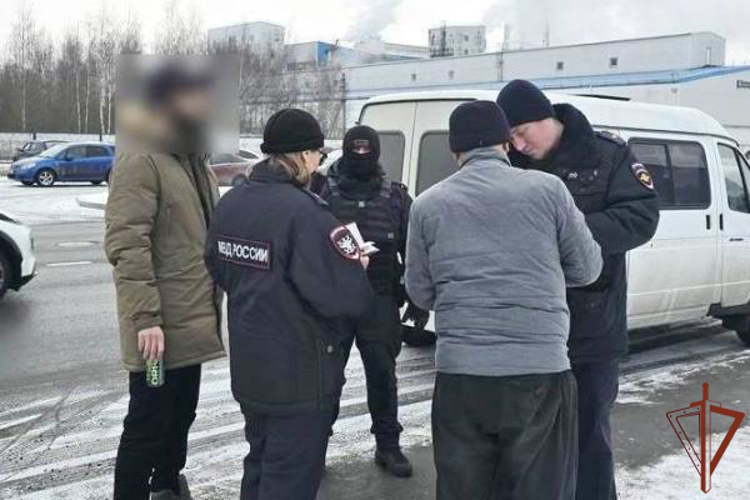 В Санкт-Петербурге при содействии ОМОН Росгвардии прошел рейд по выявлению нелегальных мигрантов (видео)