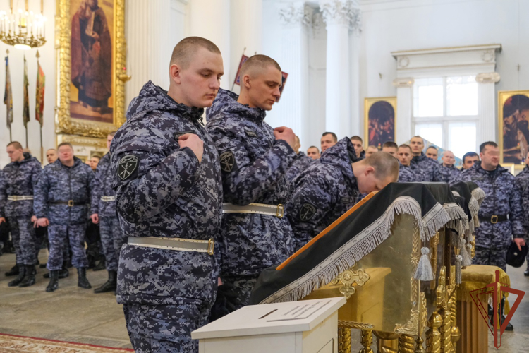 Военнослужащие и ветераны Росгвардии в Санкт-Петербурге стали участниками церемонии передачи собору Измайловского полка мощей русских святых