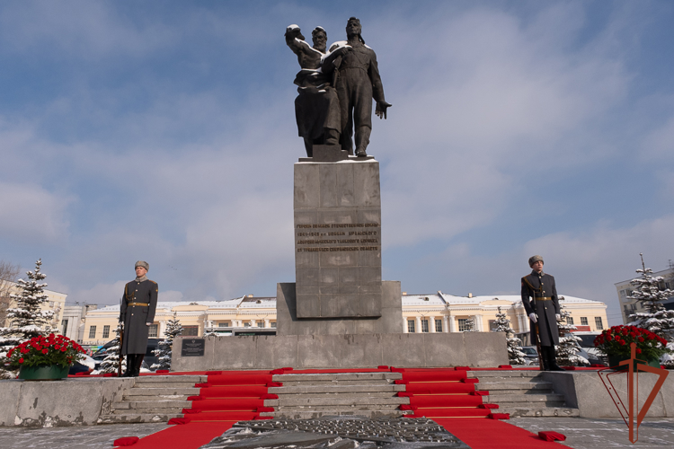 Врио командующего Уральским округом Росгвардии возложил цветы к памятнику воинам добровольческого танкового корпуса