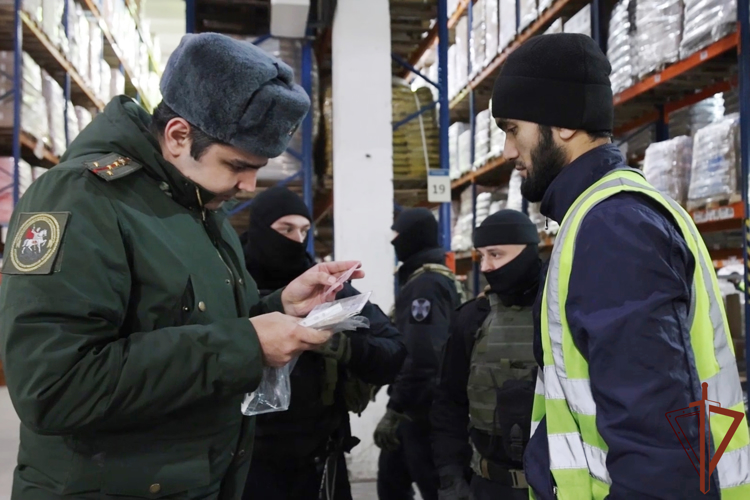 В Санкт-Петербурге  ОМОН Росгвардии обеспечил проведение совместного рейда военного следствия и военной полиции (видео)