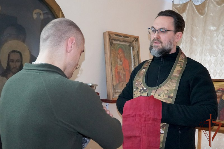 Священник Русской православной церкви посетил росгвардейцев в ДНР (видео)