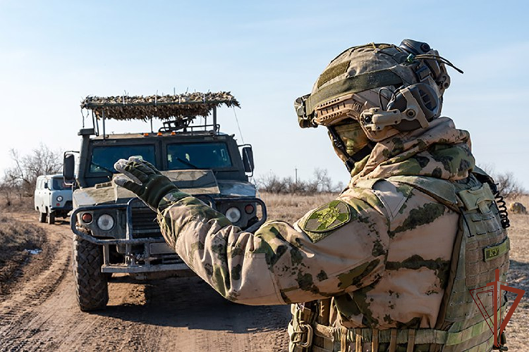 Росгвардия обеспечила безопасность колонн с гуманитарной помощью в Херсонскую область 