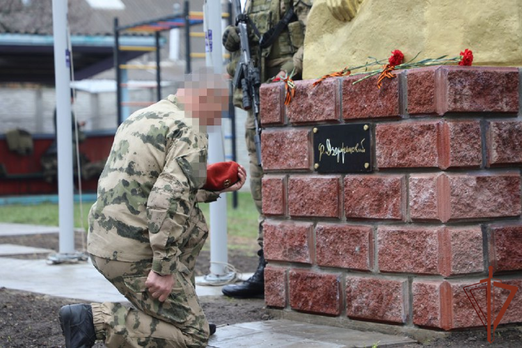 В Луганске росгвардейцы открыли памятник Феликсу Дзержинскому (видео)