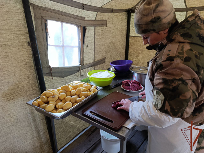 Лучшие мастера кулинарного искусства встретились на втором этапе конкурса специалистов продовольственной службы Сибирского округа Росгвардии в Томской области