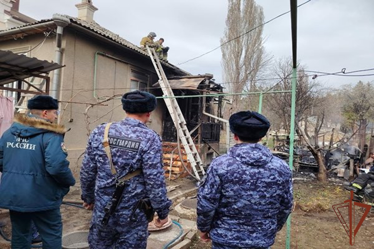 Росгвардейцы в Кисловодске пришли на помощь жильцам загоревшегося дома 