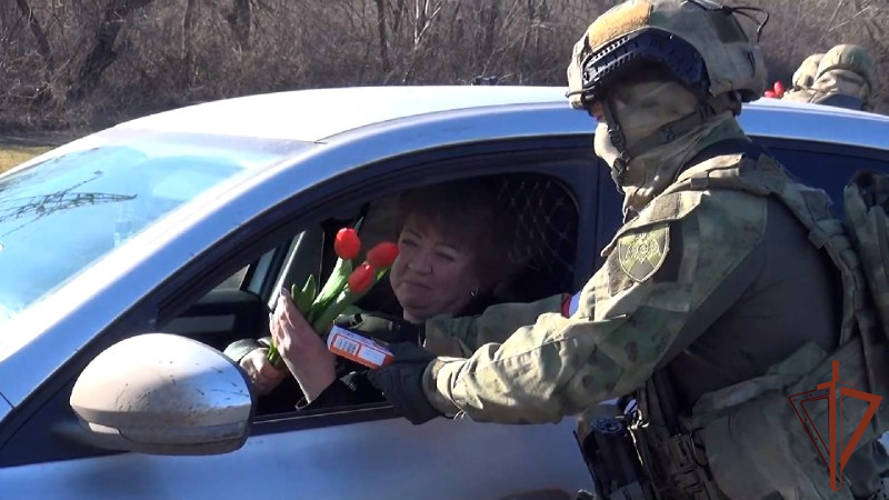 Росгвардия поздравила жительниц новых российских регионов с праздником (видео)