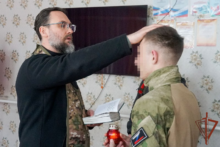 Священник Русской православной церкви посетил росгвардейцев в ДНР (видео)