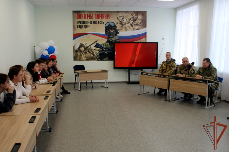 В Херсонской области росгвардейцы провели тематический круглый стол для школьников