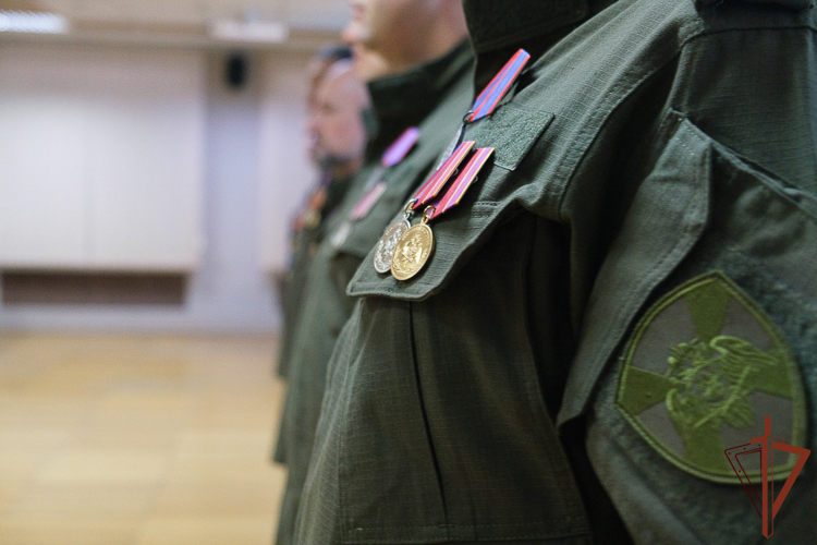 Военнослужащие и сотрудники Уральского округа Росгвардии удостоены государственных наград