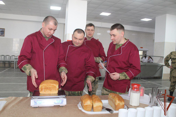 Лучшие мастера кулинарного искусства встретились на втором этапе конкурса специалистов продовольственной службы Сибирского округа Росгвардии в Томской области