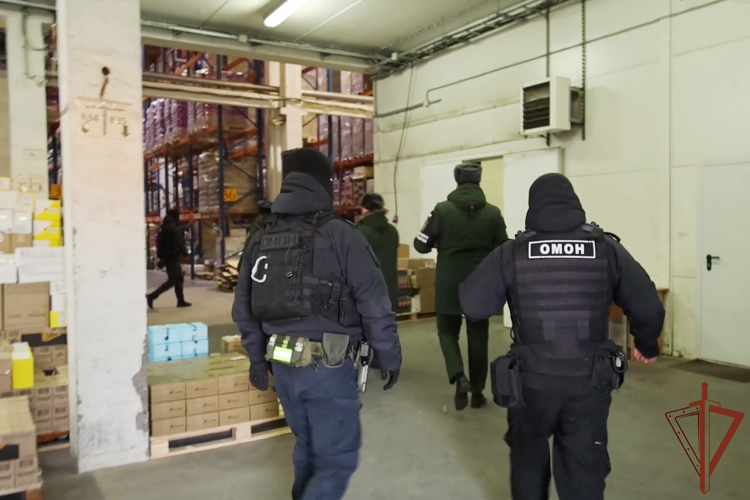 В Санкт-Петербурге  ОМОН Росгвардии обеспечил проведение совместного рейда военного следствия и военной полиции (видео)