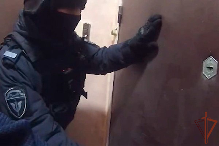 Спецназ Росгвардии оказал содействие при задержании подозреваемых в мошенничестве в Москве (видео)