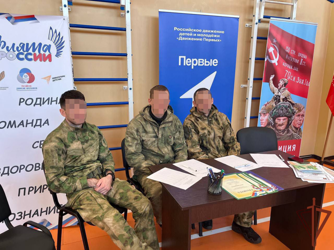 В преддверии Дня войск национальной гвардии росгвардейцы провели детский конкурс строя и песни в ЛНР