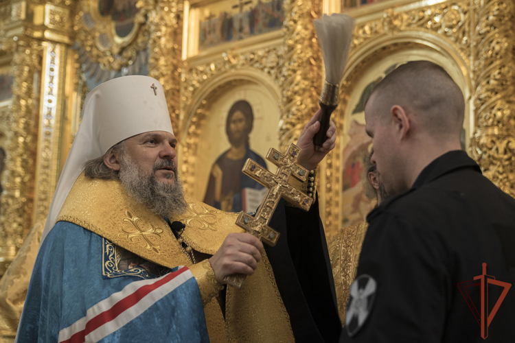 Икону небесных покровителей тверского СОБР Росгвардии передал сотрудникам спецподразделения глава местной митрополии 