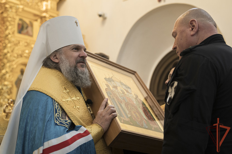 Икону небесных покровителей тверского СОБР Росгвардии передал сотрудникам спецподразделения глава местной митрополии 