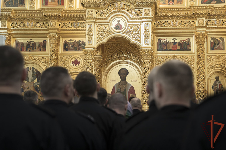 Икону небесных покровителей тверского СОБР Росгвардии передал сотрудникам спецподразделения глава местной митрополии 