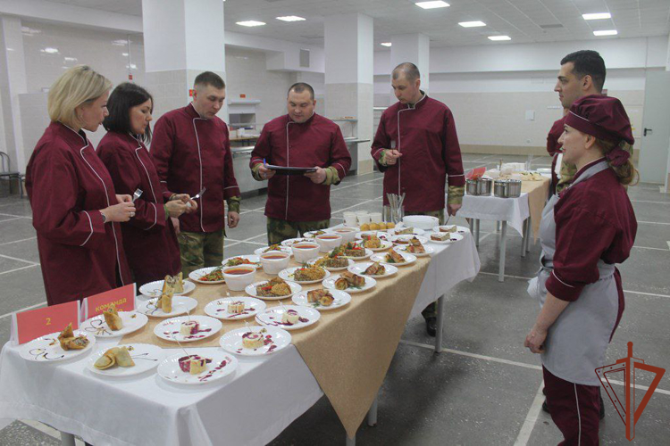 Лучшие мастера кулинарного искусства встретились на втором этапе конкурса специалистов продовольственной службы Сибирского округа Росгвардии в Томской области