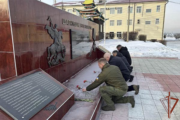 В Восточном округе Росгвардии почтили память сослуживцев, погибших при выполнении служебного долга