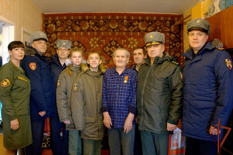 Генерал-полковник Сергей Просяник вручил юбилейную медаль ветерану Великой Отечественной войны (видео)