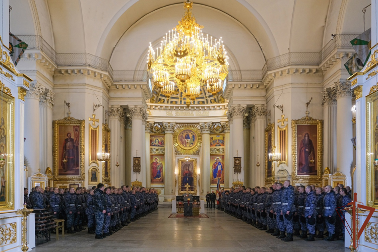 Военнослужащие и ветераны Росгвардии в Санкт-Петербурге стали участниками церемонии передачи собору Измайловского полка мощей русских святых