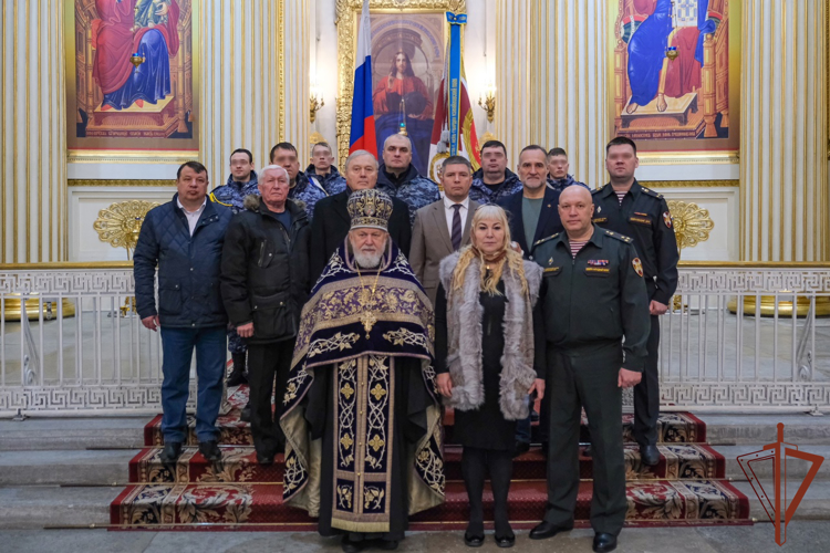 Военнослужащие и ветераны Росгвардии в Санкт-Петербурге стали участниками церемонии передачи собору Измайловского полка мощей русских святых