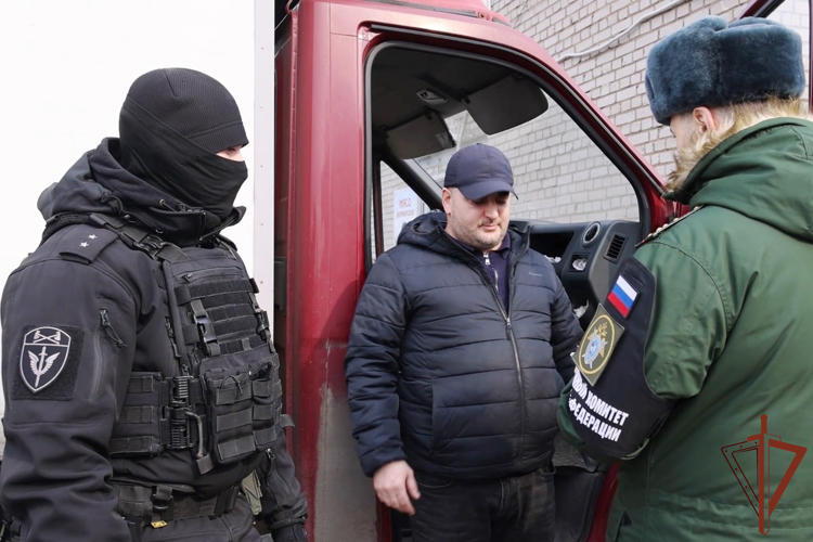 В Санкт-Петербурге  ОМОН Росгвардии обеспечил проведение совместного рейда военного следствия и военной полиции (видео)