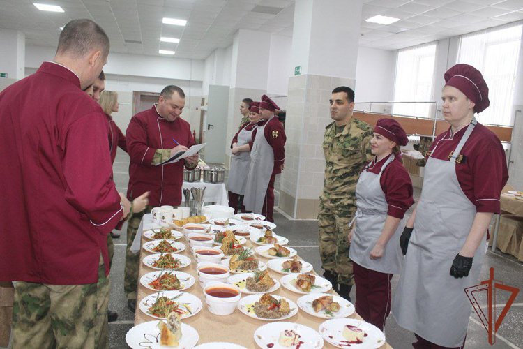 Лучшие мастера кулинарного искусства встретились на втором этапе конкурса специалистов продовольственной службы Сибирского округа Росгвардии в Томской области