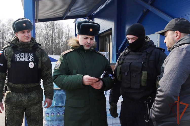 В Санкт-Петербурге  ОМОН Росгвардии обеспечил проведение совместного рейда военного следствия и военной полиции (видео)