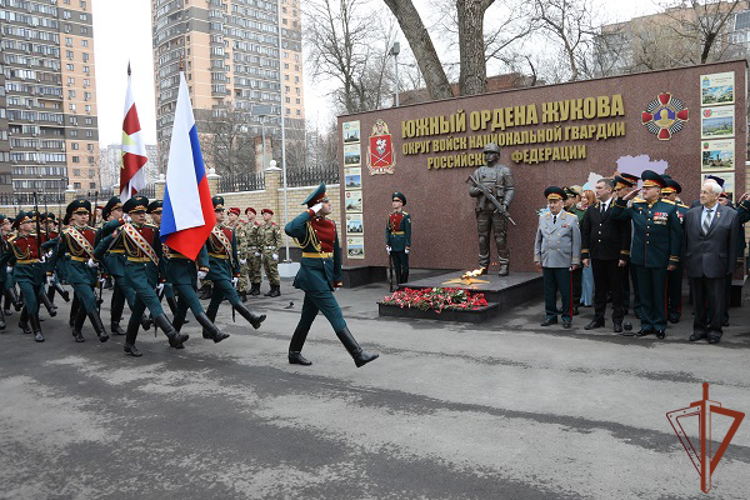 Мемориальную доску Герою России генерал-полковнику Михаилу Лабунцу открыли в Ростове-на-Дону