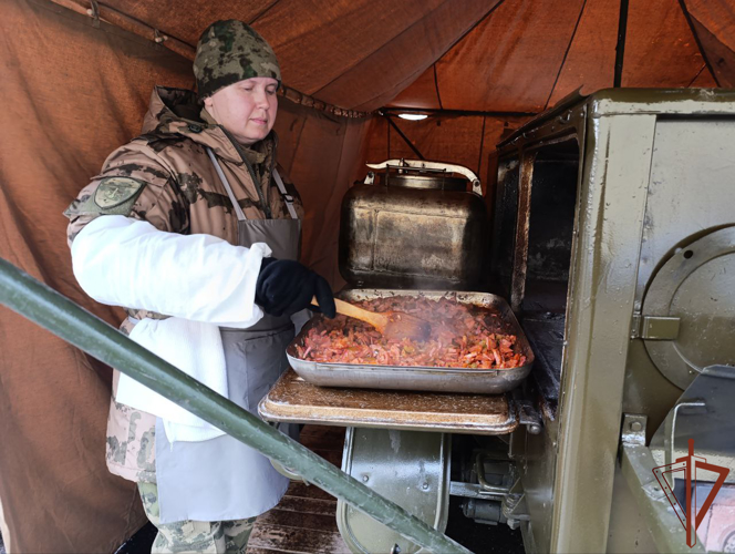 Лучшие мастера кулинарного искусства встретились на втором этапе конкурса специалистов продовольственной службы Сибирского округа Росгвардии в Томской области