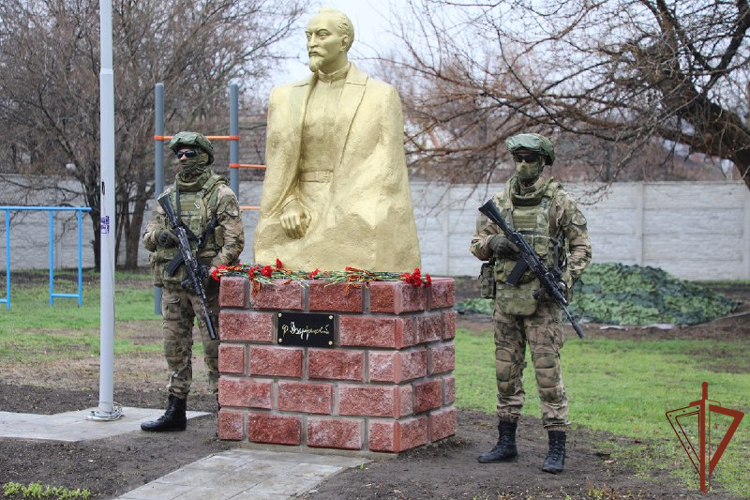 В Луганске росгвардейцы открыли памятник Феликсу Дзержинскому (видео)