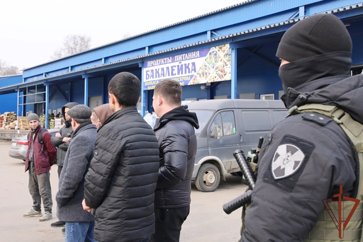В Санкт-Петербурге ОМОН Росгвардии обеспечил проведение совместного рейда военного следствия и военной полиции (видео)