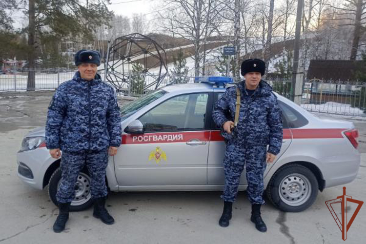 Сотрудники Росгвардии помогли пострадавшей при падении женщине в Новосибирской области