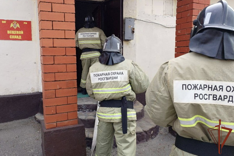 Совместное пожарно-тактическое занятие сотрудников Росгвардии и МЧС прошло в Карачаево-Черкесии