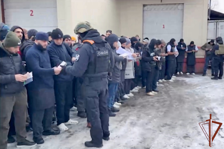 На одном из промышленных предприятий Санкт-Петербурга прошел миграционный рейд при силовой поддержке ОМОН Росгвардии (видео)